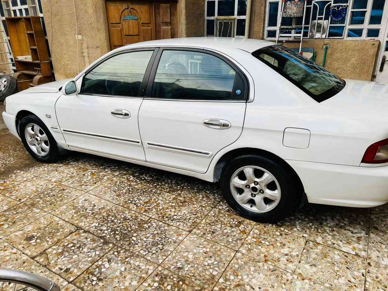 كيا اوبتيما 2005 
لون ابيض 
ويل كب بلادي 
تبريد تدفئة شغال نقص بس غاز لان متروكة 
وارد أمريكي ضربه باب بصف السايق والباب الخلفي فقط 
مكفوله شاصي  ولغد  وكص كفاله 
سيارة عدي من ٢٠٠٦ لليوم ومتروكة من 2018 لليوم 
صبغ عام بسبب الجراد 
محرك 2000
رقم بغداد  صدامي
سياره كلش حلوه يرادلها تعديل شغلات بسيطة 
عارضه 60  ورقه وبيه مجال ***********
بغداد البلديات
