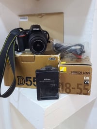 كامرا نيكون d5500  شاشه لمس قلاب  بيها Wi Fi  دقتها ٢٤  نضيفة مع عدسته...