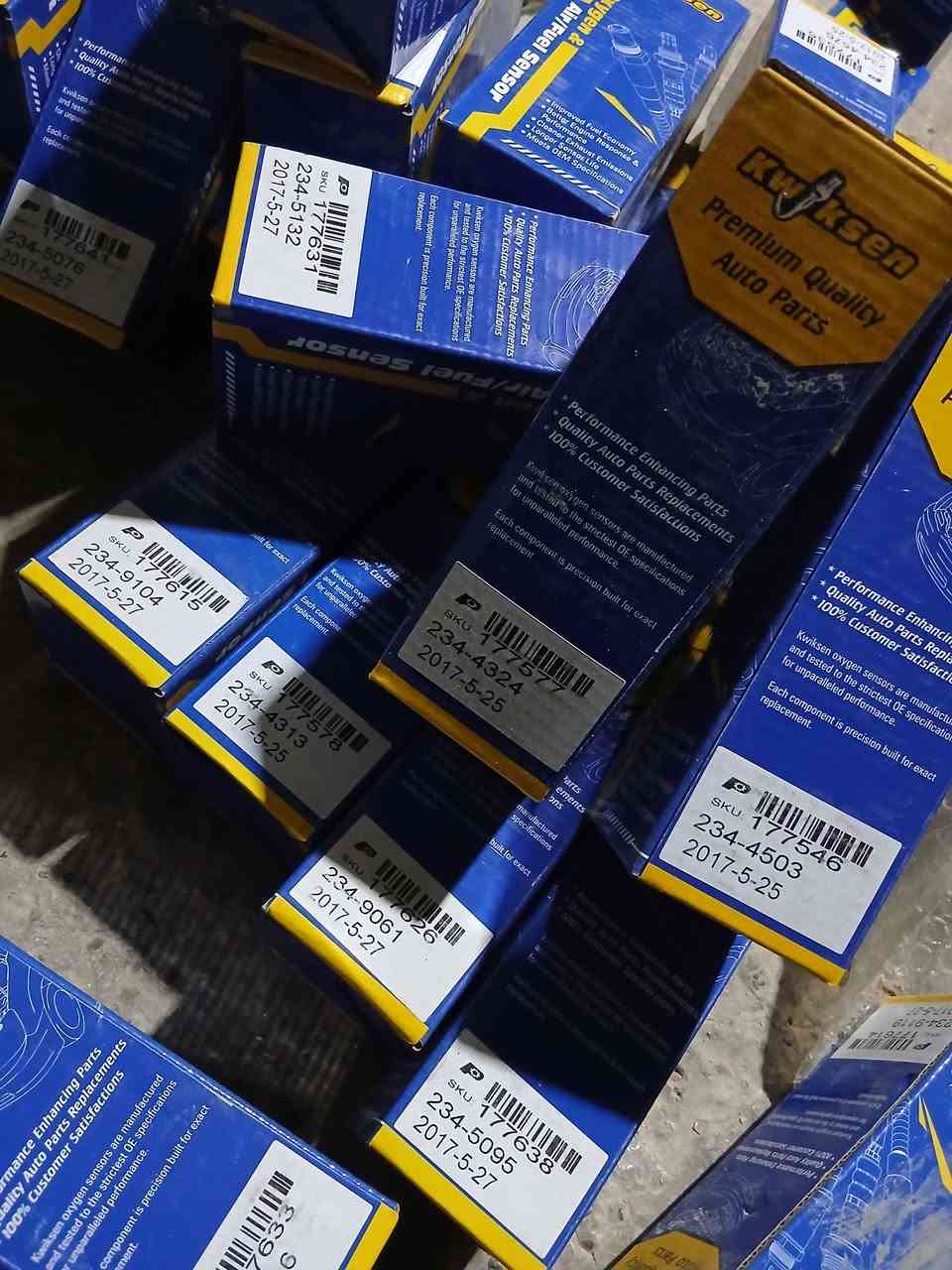 السلام عليكم
قطع جدد غير مستعمل 
متوفر عدي حساسات 
 سيارات بيهم كوري وياباني ومريكي 
عدد ١٦٠ قطعة 
سعر القطعة 3 الف 
ابيع شلعة كاملة 
*********** للاستفسار 
متواجد خاص 
المكان بغداد
