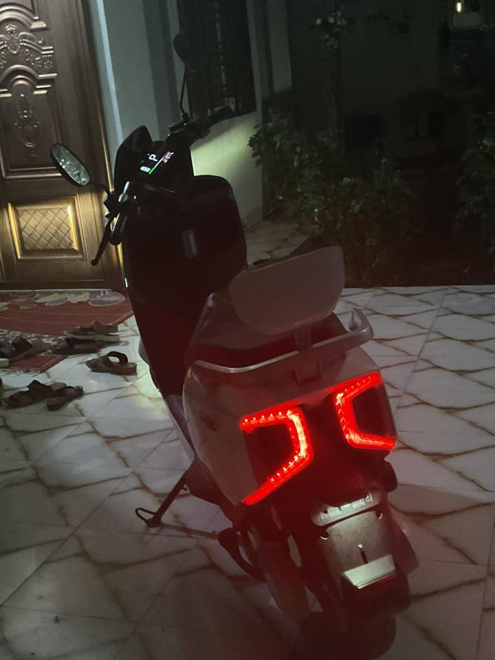 السلام عليكم
دراجة نوع تالك أسم الطراز16F  موديل2024
6 بطاريات بحاله جيده
3 سرع السرعه الكامله 60كم 
والمسافه تمشيك اكثر من 50 كيلو متر 
الدراجه جيده بيها مشاكل بسيطه الي هيه السكليتر راخي وديخلي الدراجه تمشي وحدها بس هيه كلش طبيعيه ومثل ماموصحه المشكله بالفيديو 
والمشكله الاخرى هي دكمه الهورن والP بيها سبرنك مموجود ونضام البارك مديشتغل (هو سابقاً يشتغل لكن اني اخذت السبرنك وخليته للهورن لأن اهم) وثنينهم ميكلفن وهم بيها كم شخطه كذلك 
الدراجه شوفه عينكم 
للتواصل ***********.
