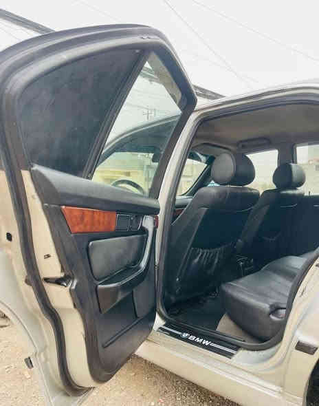 السلام عليكم.. للبيع مو شراي لاتعبني
📌 السعر 75 وبيها مجال بصيط 

حجم 525i 
كوبون بانزين
موديل 1991 
السياره وضع بلاد 
محرك كبس 
الگير شرط
المحرك ممفتوح وضع شركه 
...فقط طخم الورا نص عمُر 
كهربائيات كلها شغاله
سستم سماعات + دمام 
كامره + شاشه لمس قلاب
داخل لونين اسود وجوزي بلاد
كشنات اسود جلد بلاد اصلي 
طخم تاير جديد
منظومه زنون جديده
تبريد + تدفئه شغال
والسياره مصروف عليها بدون مانعدد ونسويها هوسه
#المثل يگول شوف العين يبري الذمايم 

📌 مكان السياره الموصل الايمن
التواصل خاص + واتس
*********** 
***********
