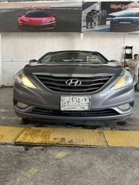 سوناتا 2013 وراد امريكي بيها قطعتين باب و جاملغ جهة السايق 90 وبيها مج...