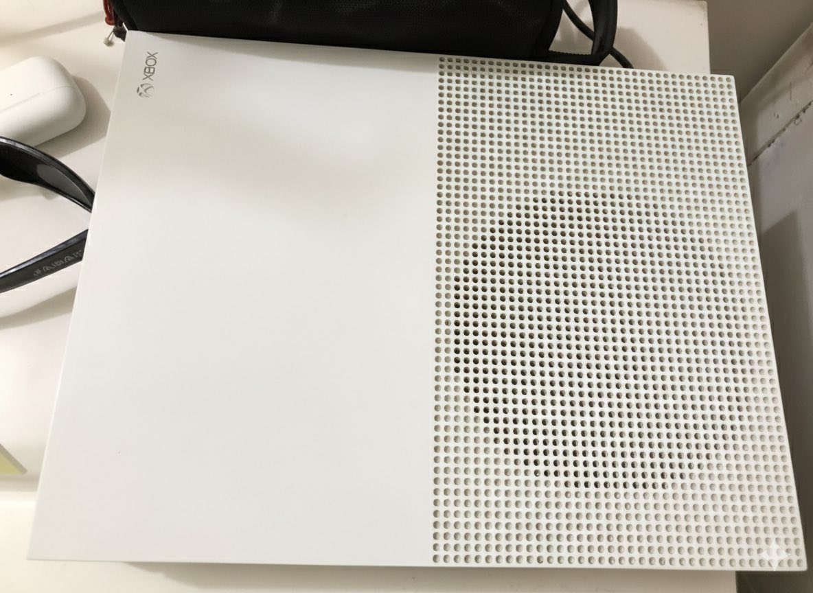 ‏السلام عليكم أحبتي إكس بوكس ون أس نظيف 99% ‏ما يحتاج اشرح لي كل شي موضح بالصور نظافته ‏مبينة سعرة 150 قابل للتفاوض للاستفسار واتساب ‏ ‏ ‏*********** من رخصة الإدمان￼ ‏الجهاز حسابين ‏مع ‏العاب كلها أسعارها غالية ويد واحدة ￼￼￼
