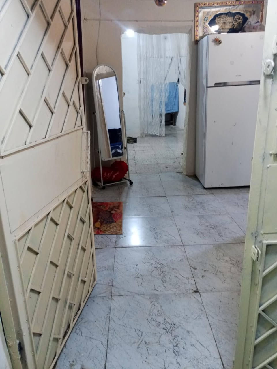 بيت تجاوز للبيع زعفرانية يم جامع ولي الكعبه اسمه شارع الشويلات  2غرف نوم او صاله او طرمه السقف سندويج او نص جينكو قريب عل شارع العام الي مدي عله بعداد جديده اكو فديو موضح كل التفاصيل بي يرهم بيع او يرهم ايجار مساحته 140متر السعر بل تعليقات  *********** بي وتساب
