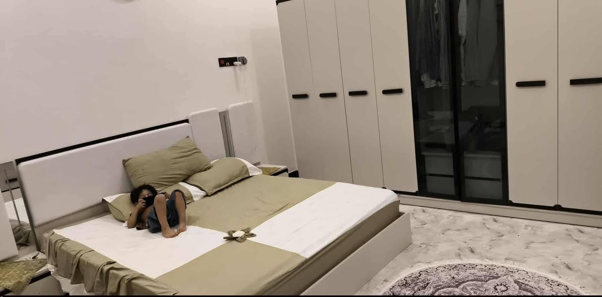 بيت بناءجديد 2025
‏مساحه 200يتكون من 
‏غرفتين وصاله ومجموعه صحيحه 
‏وحديقه داخليه وشلال 
‏مطبخ حار وبارد 
‏واستقبال ومدخل
‏وحمام خارجي 
‏بناء طابوك كونكريت مسلح
‏يبعد عن الحولي 60متر
بيت مرتب وجاهز وكامل على الاخير بالعافيه عالياخذه
للاستفسار اتصل او راسلنا
***********

‏
