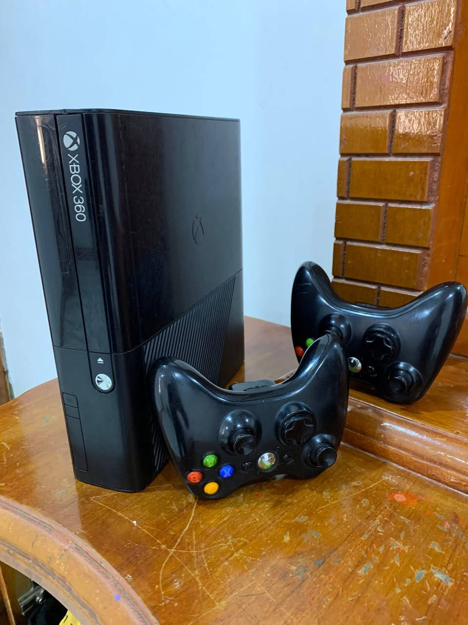 جهاز للبيع XBOX 350 E مال باله لوك استيكر استخدام 18 يوم وبيه 70 لعبه من ضمنهن 
GTA 5 GTA 4 Forza horizon 2 ￼
و هوايه العاب بعد ملحقاته محوله اصليه كيبل HDMI جويستك عدد 2 مع بطاريات و كيبل شحن و سعره مناسب ***********
