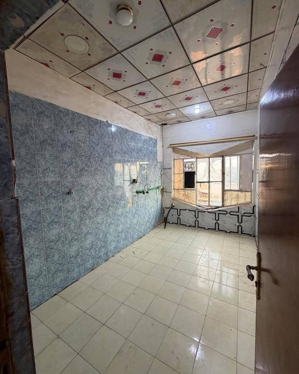 شقه للايجار  
تتكون من غرفتين  وصالة ومطبخ وحمام 
الطابق الاول ضمن  بناية عوائل فقط وصحيات وكهربائيات كاملة 
الايجار 400 دينار +اجور الماء والكهرباء
في حي الخليج 
***********
