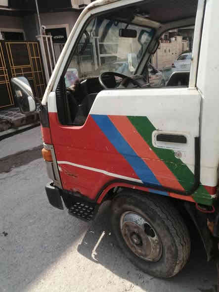 للبيع تويوتا دانيا موديل ١٩٩٢ سنوية ٢٧ باسمي رقم نينوى طول ٤،٣٠م بيها حصة كاز سعرها ٦٢ وبيها مجال اتصال على ***********
