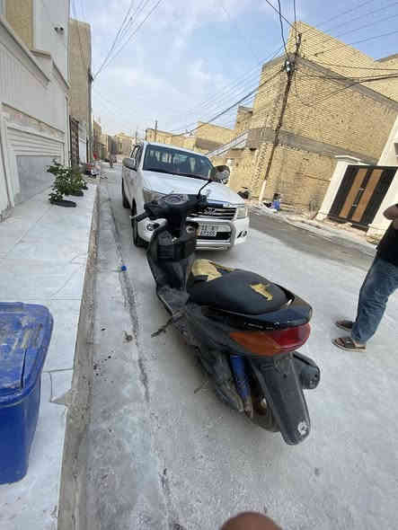 سلام عليكم. دراجة سكنس. البيع دراجة. خير من اللة.  باتري جديد. تخم تاير جديد مكينة نضيفة.    نقصها بس شوتة ب 4 تلاف دينار.    دراجة شعلتها تخبل.   سعرها 350. بيها مجال. رقم تلفون :*********** متواجد وتساب فقط
