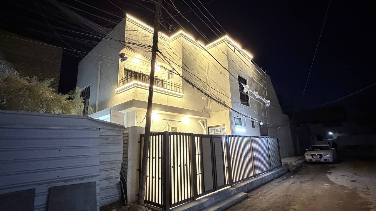 السلام عليكم

دار للبيع طابو ملك صرف للبيع في منطقه بغداد / المعالف - المساحة 100 متر مربع  واجهة 10 نزال 10 / الدار صب مسلح

يحتوي في الطابق ألأرضي على صالة مع غرفه نوم مع مطبخ مع حولي مع خدمات

ويحتوي في الطابق الأول على غرفه نوم عدد 3 غرفه مع بلكونه مع خدمات

ويحتوي في الطابق الثاني على يبتونه وسطح شتايكر البيت باسم شخص واحد وجاهز من كل شي وفارغ جاهز للسكن التعامل مع صاحب العقار مباشرا بدون دلاليه

للاستفسار وأتساب ***********
