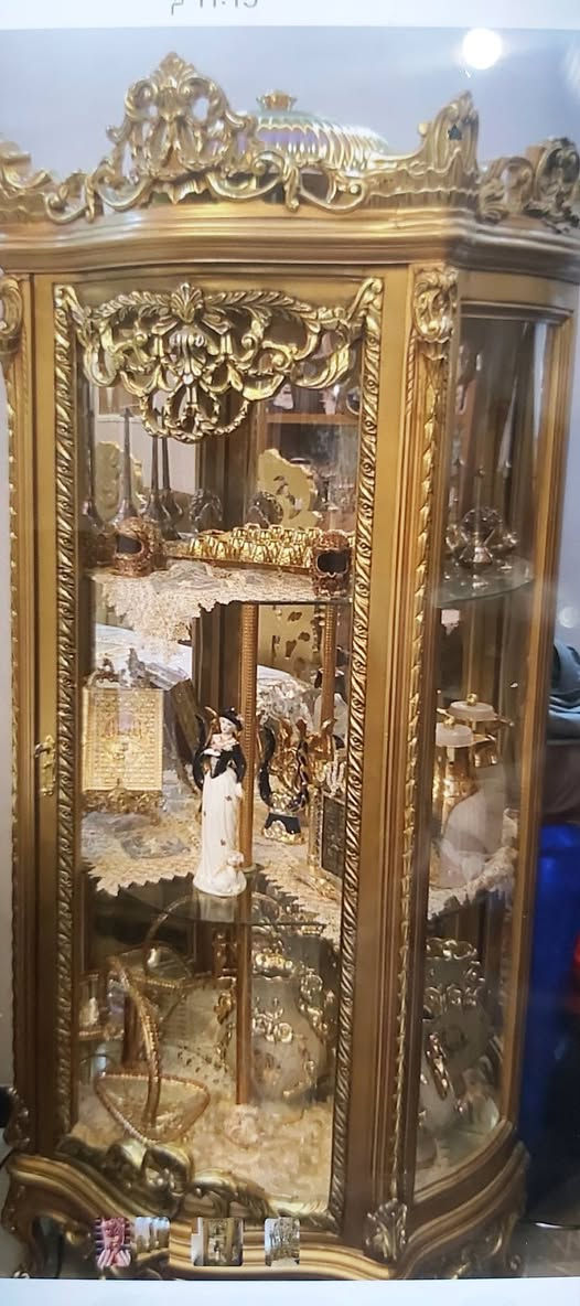 للبيع ميز طعام مع 6 كراسي مع بوفيه دمياطي نوعيه راقيه جداا  نظيف  ١٠٠%  مكاني بغداد السيديه  بمليون و٣٥٠ نهايته للاستفسار ***********
