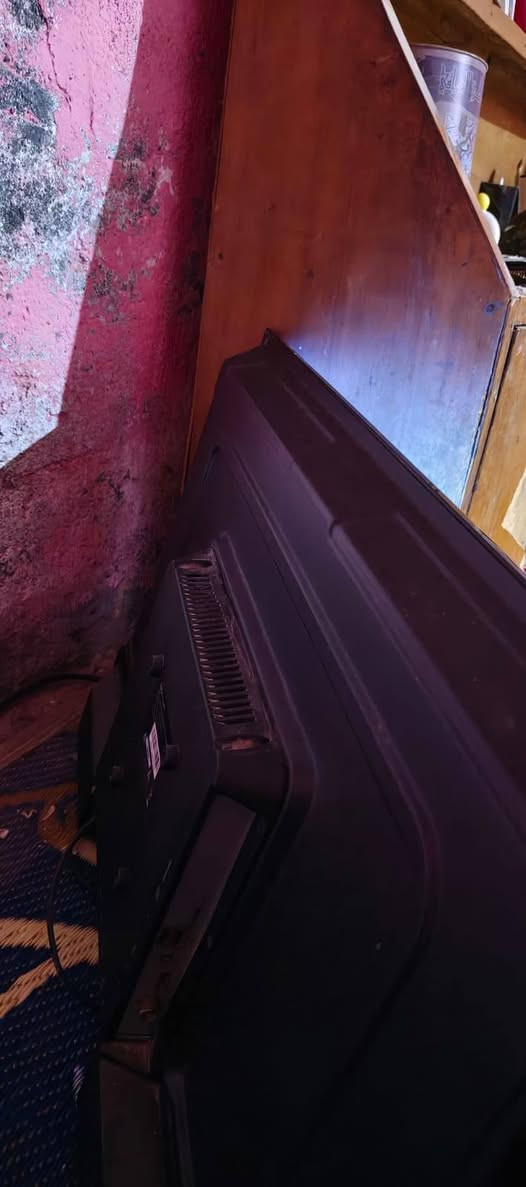 تلفزيون سمارت (Smart TV) للبيع - بحالة ممتازة
تلفزيون ذكي بنظام أندرويد، يتميز بدقة ألوان ممتازة وشاشة نحيفة وتصميم عصري. الجهاز نظيف جداً وشغال 100% بدون أي عيوب مصنعية أو خدوش في الشاشة.
​المواصفات والمميزات:
​النوع: Smart TV (يدعم تطبيقات الإنترنت).
​المنافذ: يحتوي على كافة المداخل الضرورية:
​منفذ HDMI (لأجهزة البلايستيشن والرسيفرات الحديثة).
​منفذ VGA (لتوصيله كشاشة كمبيوتر).
​منافذ AV و ATV.
​مداخل USB لتشغيل الأفلام والصور.
​النظام: واجهة عربية سهلة الاستخدام مع إمكانية إضافة تطبيقات.
​الحالة: مستعمل نظيف جداً (مثل الجديد).
​الملحقات:
​الريموت كنترول الأصلي.
سعر 80الف عنواني بصره ابو الخصيب


**إذا كنت صاحب هذا الإعلان وتريد حذفه لأي سبب، رجاءا أرسل رسالة إلى الدعم الفني**