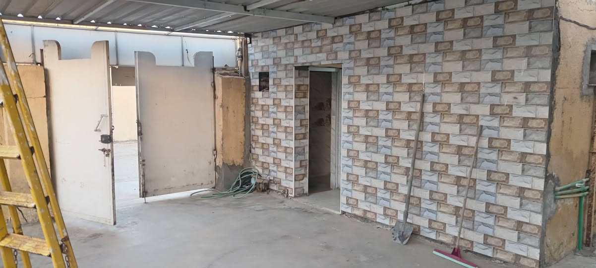 بيت للبيع او للإيجار طابو صرف المساحة 240 الواجهه 12 النزال 20 ناحيه الامام حي الامير قرب مدرسه ورقه بن نوفل الكراج 8*٦ حديقه ٦*٥ صاله ٧*٤ ستقبال ٤*٥ غرفه ٥*٤ مطبخ حار بارد والطابق الثاني غرفه كامله والثانيه واصله للسقف يعني ناقصهه سقف البناء طابوك جمهوري للستفسار خاص او اتصل ***********
