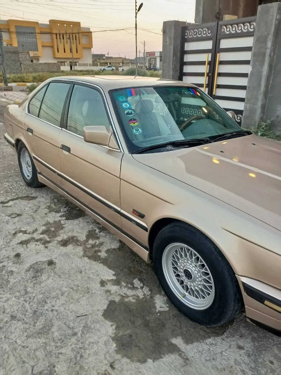 مراوس بطه
بيئم دبليو 525 مسكر
موديل 91
تبريد شغال
لايت زنون
كير محرك مكفولات 
اوتماتيك
سنويه ل 2031 بسمي تحويل ثاني يوم 
رقمها بغداد 

‏‪***********‬‏
