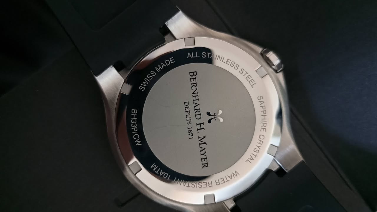 سويسرية الصنع
تتميز بهيكل من الفولاذ المقاوم للصدأ بقطر 42 ملم.
تأتي مع حزام مطاطي أسود وزجاج كريستال الياقوت سافير مقاوم للخدش.
توفر مقاومة للماء حتى عمق 100 متر (10ATM).
تحتوي على آلية حركة كوارتز.
عرض الساعات والدقائق والثواني والتاريخ
نظافه 100/100


**إذا كنت صاحب هذا الإعلان وتريد حذفه لأي سبب، رجاءا أرسل رسالة إلى الدعم الفني**