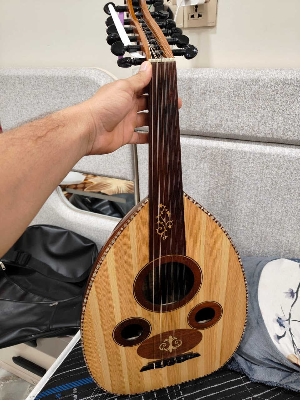 عود مصري صناعه حسن افندي سعر ٢٥٠ بي مجال بسيط صوته حلو الضهر جوز وبي صدف بل وجه للاستفسار ***********
