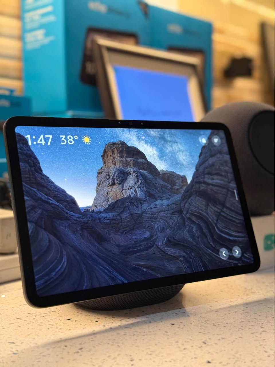 Amazon Echo Show 11

شاشة سينمائية: شاشة لمس مقاس 11 بوصة بدقة Full HD، أكبر من الموديلات السابقة، واضحة وممتازة لمشاهدة الفيديوهات ووصفات الطبخ ومتابعة يومك.

صوت محيطي قوي: تقنية صوت ثلاثية الأبعاد (Spatial Audio) مع مكبرات صوت ومضخم صوت (Woofer 2.8 بوصة) تعطيك صوت نقي وباس (Bass) مضاعف وقوي.

سرعة خارقة: يعمل بمعالج AZ3 Pro المتطور، ليكون استجابة أليكسا سريعة وفورية للأوامر.

كاميرا ذكية : كاميرا بدقة 13 ميجابكسل لمكالمات الفيديو.

ذكاء يفهم وجودك: يتعرف على وجهك (Visual ID) ليعرض لك جدولك الخاص فور اقترابك، ويحتوي على مستشعرات للحرارة والحركة لتشغيل أجهزة البيت تلقائياً بمجرد دخولك الغرفة.

متحكم بالبيت الذكي (Smart Hub): يدعم أنظمة Matter, Thread, و Zigbee، يعني يربط ويتحكم بكل أجهزة بيتك (إضاءة، كاميرات، تكييف) مباشرة وبدون قطع إضافية.

📊 جدول المواصفات الفنية:

الشاشة: 11 بوصة، بدقة 1920x1200 (Full HD) تدعم اللمس.

المعالج: Amazon AZ3 Pro المخصص للذكاء الاصطناعي.

الكاميرا: 13 ميجابكسل ذكية بزاوية واسعة تتتبع حركتك رقمياً وتجعل صوتك واضحاً بعزل الضوضاء مع امكانية القفل للخصوصية.

الصوت: صوت محيطي، مضخم صوت 2.8 إنش، وضعف قوة الباس.

الشبكات: يدعم شبكات الواي فاي (Wi-Fi 6E) سريع جداً، بلوتوث، ومستشعرات حرارة وحركة مدمجة.

🔒 الأمان والخصوصية:

بإمكانك قفل الكاميرا والميكروفون بضغطة زر واحدة في أي وقت لضمان خصوصيتك الكاملة. بغداد, العراق


**إذا كنت صاحب هذا الإعلان وتريد حذفه لأي سبب، رجاءا أرسل رسالة إلى الدعم الفني**