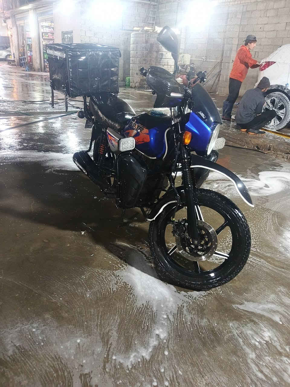 السلام عليكم 
بوكسر موديل 2022 
مرقمه بغداد باسمي دراجه كامله اي نقص مابيها كلها شغاله عليها اضافات بسيطه بلوجكترات درع واقيات ام الاشاير لايت زنون عالي ناصي ثلجي دراجه كامله اي نقص مابيها محرك مفتوح مره وحده شرط تجفيت شركه درجه اوله خرسه متسمعلها حس 
رقم الهاتف ***********
المكان بغداد ام الكبر والغزلان
السعر 1700
