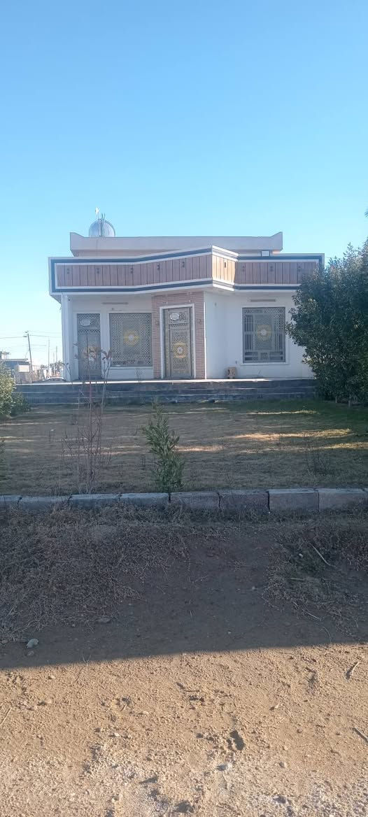 سلام عليكم  بيت اللبيع في الكرمه مساحه ٢٤٠٠ متر البيت طابقين يتكون من ٣ غرف نوم ٤×٥ وصاله وستقبال ومطبخ خارجي وهول بضهر البيت بيت ثاني من ضمن البيت سعر ٢١٥ وبي مجال ***********
