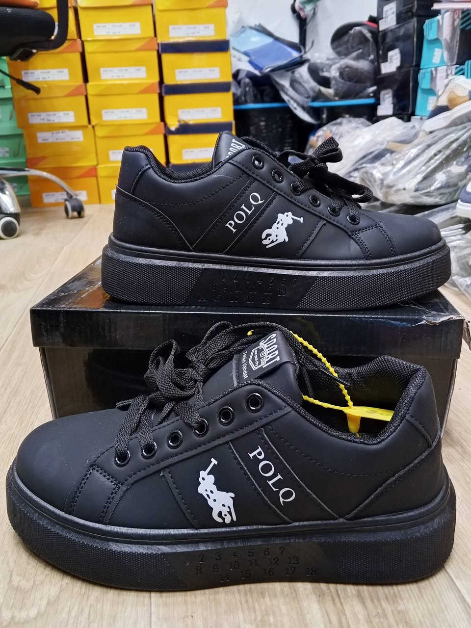 زوجين ب25الف
توصيلةالمناطق القريبه مجانا🔥🔥
كافه مناطق البصره 3الف 
جميع المحافظات 5 الف
انستكرام top_shose90
***********
العنوان شارع السايلو قرب مستشفى الشفاء
