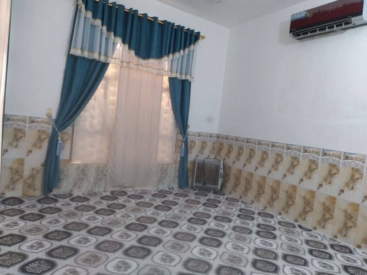 سلام عليكم ورحمة الله 
بيت للبيع في حي الزهراء قرب اسواق ريحانه  شارع بي ماي و مجاري بس تربطون و يبعد عن شارع العام 30 متر بيع مستعجل بسعر 155 و بي مجال قليل + مطلوب اسكان 14 مليون مساحه 156م يتكون من غرفتين و صحيات خارجه و داخليه و طارمه و براني و صاله و طابق ثاني بس مسيج  رقم التلفون الاول  ***********و الثاني ***********  لي يريد يشتري يتصل و لي ما يريد لحد يتصل
