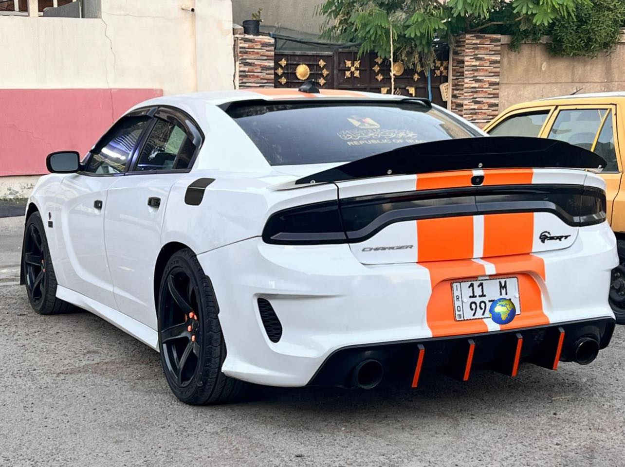 السلام عليكم للبيع أو مراوس
جارجر 2017 RT V8 5700 ✈️
ماشية 88 الف سيارة كلش نظيفة 
شاشة جبيرة كامرا حساس 
تبريد قطعتين تشغيل عن بعد 
كشنات كهرباء شفتات ستيرن 
ويل 20 خسفه مع تخم تاير جديد 
لايت متغير 
عليها كزوز طرب 🔈
مع دبات سود 
سيارة مبرمجه 
عليها كاج كان 
شوته SRT 
شفتات ستيرن
كفرات محرك SRT
باقي تفاصيل سيارة مبينه بالصور 
وجاااهزة م من كلشي 
وبدووووون ايرباك 
بجم كبس شركة 
بيها 3 قطع فقط 
سعر 184 $ بيها مجال قليل (***********)
مكان سيارة بغداد الحبيبية 📍رجاءً الذي يريد ان يشتري أو يراوس يتواصل سيارة بسمي
