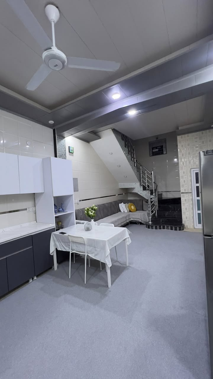 السلام عليكم 
بيت للبيع 
الموقع : شارع 60 العرضي أول بيت بأول فرع 
رقم القطعة : 48011 
المساحة : 100 متر مربع 
4 غرف - استقبال - مطبخ - صالة - 3 صحيات 
بناء ممتاز درجة اولى 

مطلوب لصندوق الاسكان 49 مليون
السعر الكلي 190 مليون وبي مجال 
للتواصل ***********
