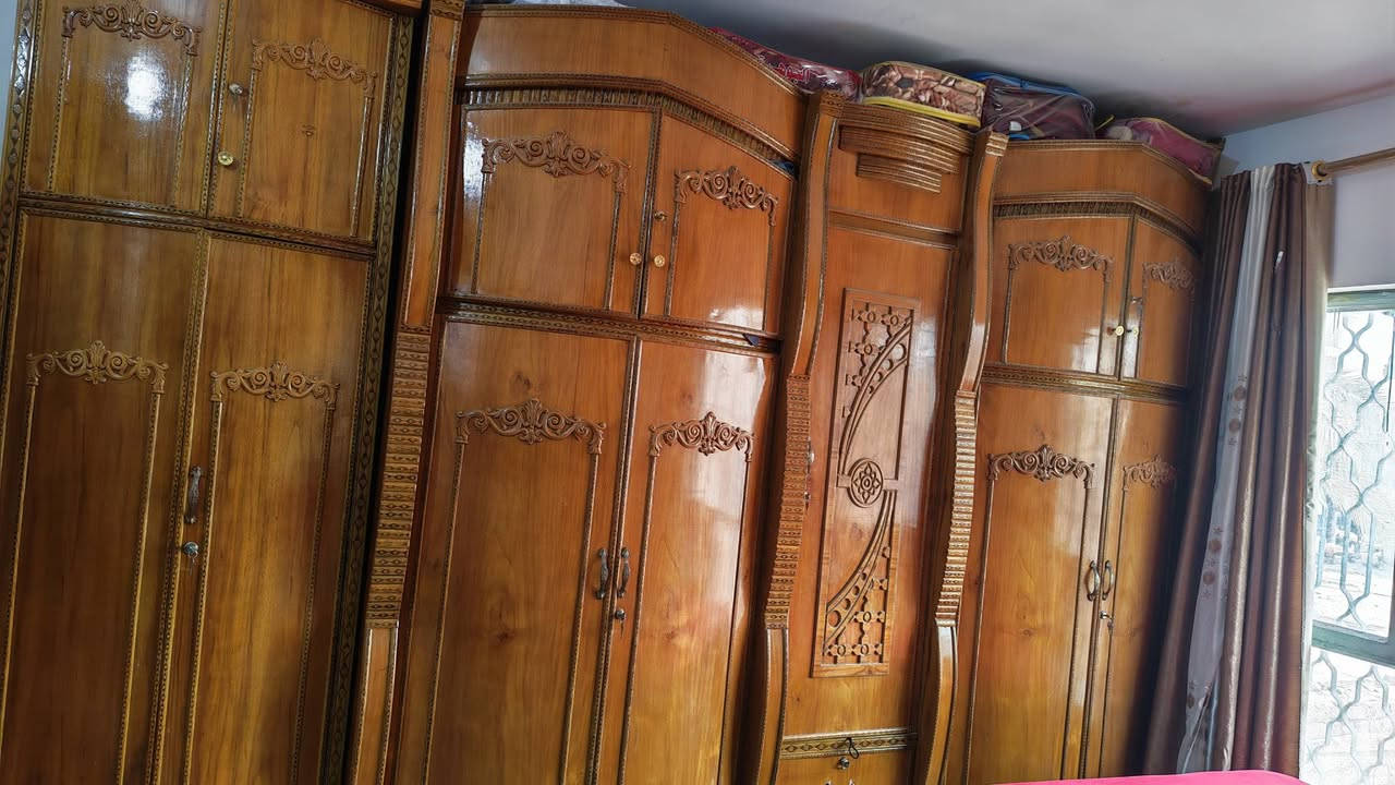 السلام عليكم ورحمة الله وبركاته
للبيع غرفة نوم كاملة من الأخشاب، نوع مسرح تسكام درجة أولى، غرفة مرتبة ونظيفة جدًا ومستخدمة استخدام خفيف، وحالتها ممتازة ولا تحتاج أي تصليح أو صيانة. الخشب قوي ومتين والشغل مالها مرتب، ومواصفاتها معروفة من ناحية الجودة والمتانة.
الغرفة بحالة أحسن من المستعمل الاعتيادي وتعتبر قريبة جدًا من الجديدة، ومناسبة للناس اللي تريد أثاث مرتب وجودته عالية بسعر مناسب. البيع بسبب عدم الحاجة إليها.
💰 السعر المطلوب: 1,000,000 دينار عراقي ويوجد مجال بسيط للشرايه بعد المعاينة.
📍المعاينة على الطبيعة خير برهان.
📞 للاستفسار والتواصل: ***********
