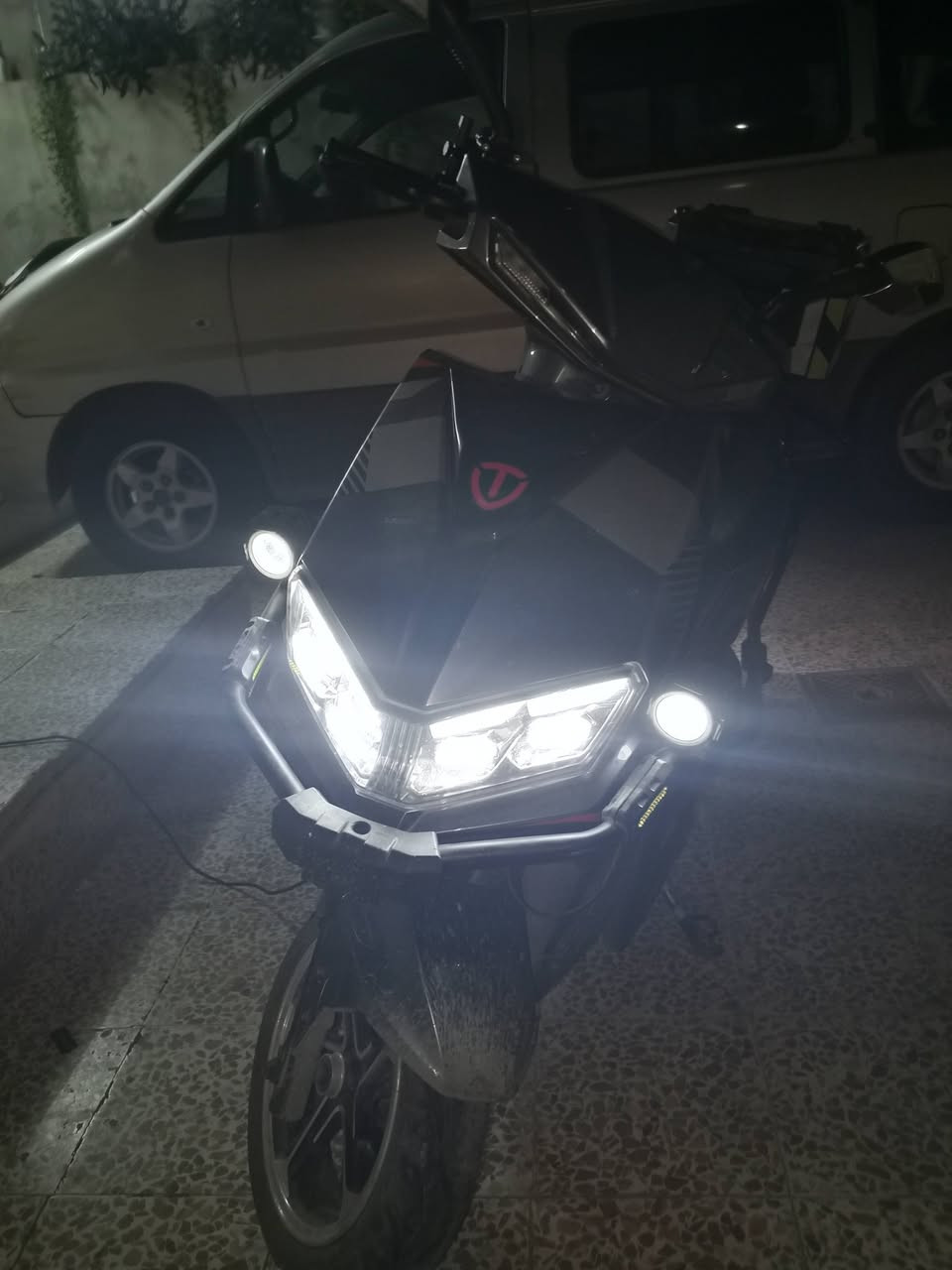 تسلا.. ماسة الشبح
الملف 2000
البطاريات  . اكرفين
ماطور نضيف  مستعمل ثلاثة اشهر 
سعر 800
للتواصل ***********
مكاني رشيدية قرب مأكولات الروضة
