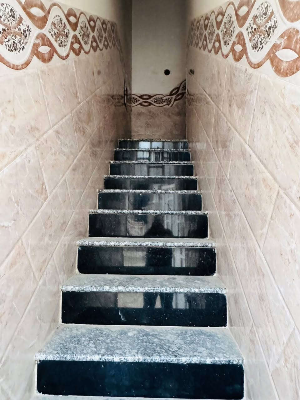 شقه للإيجار 
حي الزهراء مقابل دائرة التقاعد او شارع حسينية حي الزهراء
———————————
تحتوي على 
 غـــرفتين نـــوم وكليدور ومجمع صحيات
———————————-
مبلغ الايجار  // 325 الف قابل للتفاوض
 ــــــــــــــــــــــــــــــــــ 
📞للاستفسار والاتصال: 
سيد رائد    
📞0️⃣7️⃣8️⃣3️⃣1️⃣1️⃣6️⃣1️⃣6️⃣4️⃣1️⃣             
سيد حسين
📞0️⃣7️⃣7️⃣2️⃣5️⃣6️⃣1️⃣2️⃣2️⃣6️⃣4️⃣

              او وآتســــــاب📲

المكـــــتب ☎️ 
***********
***********

📍 #زورونا: [ الحـلـه شـارع نــادر الرئــيسي مقابل شــارع الطـب الـعـدلـي ]

_______________________
#تنوية / لمن يرغب عرض عقاره فـــي صفحتنا يرجى الاتصال بنا
