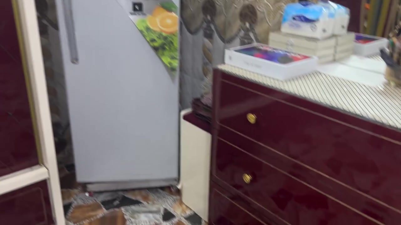 سلام عليكم غرفه اخشاب للبيع سعر 350 وبيها مجال للشراي للتواصل *********** التواصل فقط واتساب
