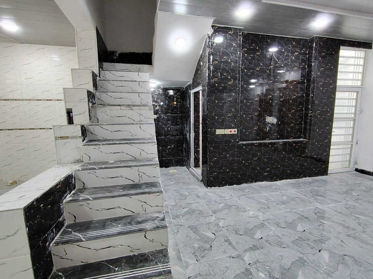 #اقصاد_اقصاد بسم الله الرحمن الرحيم بيت🏠 للبيع المساحه 150 متر اقصاد  طابو زراعي سند 25 اقرار محكمه✅ مشمول بلتطويب مقابل ملحق قريه الغدير 🔱✅عمود 321 #مقدمه_20 والشهر 500 البيت جاهز للسكن يحتوي على ☑
📌غرفه عدد 2
📌صاله
📌مطبخ
📌استقبال
📌حمامات خارجيه وداخليه
للاستفسار ***********☑
#ملاحضه_يوجد_واتساب📩📩
