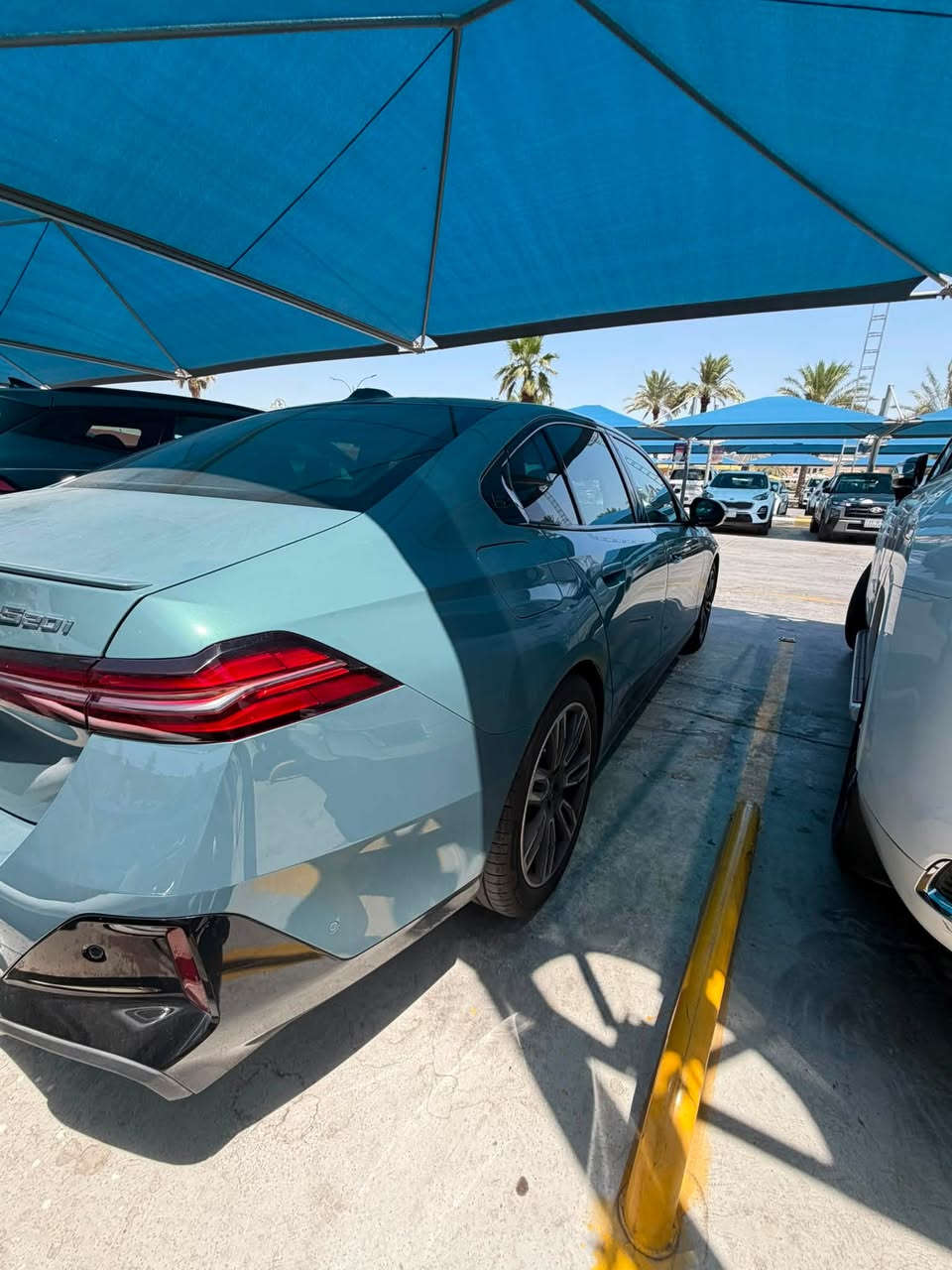 بي ام 520i – موديل 2025 بحالة الزيرو
للبيع سيارة بي إم دبليو 520 موديل 2025
خليجي – وكالة العروش
ماشية فقط 2,500 كم
رقم بغداد
كفالة وكالة عروش 

• مكينة 2.0L توربو
• ناقل حركة ستبترونك 8 سرعات
• دفع خلفي / رباعي 

المواصفات الأساسية:
• نظام ConnectedDrive أعلى فئة
• جنوط أصلية قياس 18 إنج
• فتحة سقف بانوراما
• مقاعد جلد  ذاكرة للسائق والراكب الامامي 
• شاشة وسطية iDrive مع Apple CarPlay & Android Auto
• شاشة عدادات رقمية
• نظام صوت فاخر Harmen &kardon
• شاحن لاسلكي
• إضاءة محيطية متعددة الألوان
• تحكم مناخي ثنائي المناطق
• كاميرات 360 درجة
• حساسات أمامية وخلفية

أنظمة السلامة والمساعدة:
• مثبت سرعة ذكي
• مراقبة النقطة العمياء
• تنبيه مغادرة المسار
• فرامل طوارئ أوتوماتيكية

السيارة بحالة الوكالة – نظافة عالية – استخدام شخصي 
فرصة مميزة لعشاق الفخامة والتميز

للتواصل ***********
