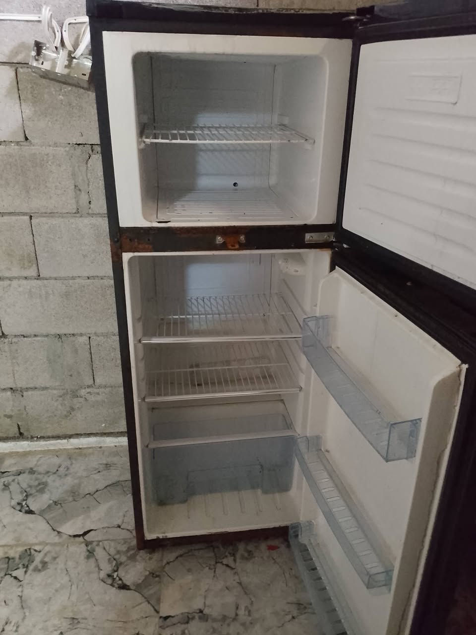 سلام عليكم ثلاجه للبيع فول تثليج السعر 80     ***********
