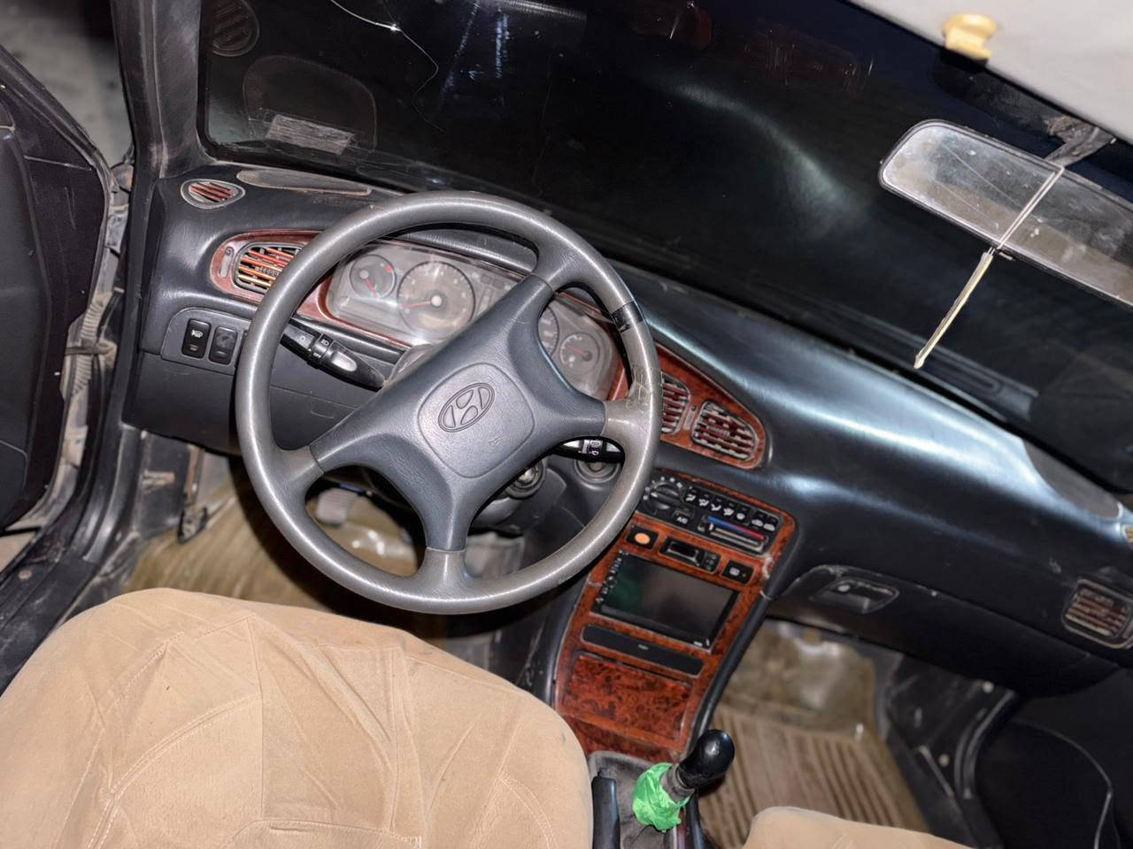 سوناته 93بيها رواجز مكينتها تعبانه 
دواخلها نضيفه كلشي شغال تبريد بيه نقص غاز 
كير عادي 
مكاناها الناصريه سنويه ل27
***********
سعر 28
