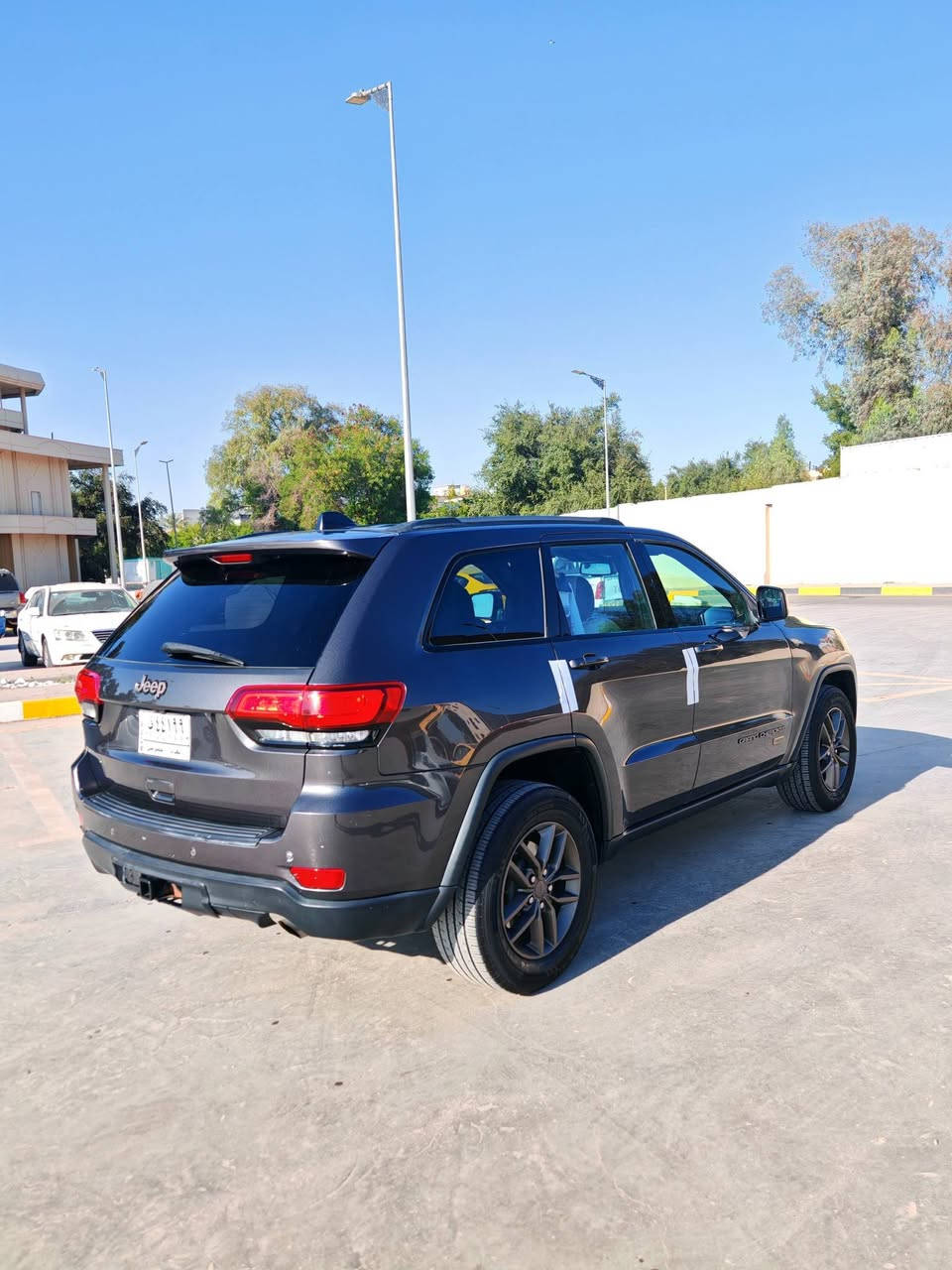 جيب كراند شيروكي العلامة الذهبية.
✅الموديل :2016 . (أمريكي )
✅المحرك : . V6. 3.6L . 
✅داخل اسود رقم بغداد بأسمي تحويل مباشر  
✅ماشية : 93 الف mi 

✅السيارة بنيد سرقة  + جاملغ الصدر صبغ وشويه من الباب الصدر  شبر او اقل  توحيد لون مع الجاملغ بدون ايرباك 
المواصفات : فووول مواصفات 
بيع او مراوس ب أقل وهذا رقمي 
*********** 
***********
مكانه / بغداد
