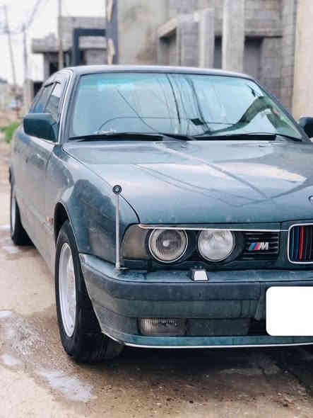 بي ام حجم 525
فول بس كير عادي 
محرك كبس ديجيتال 
محرك مال كصه شرط ممفتوح 
كير شرط 
تدفئه و تبريد 
وايرمنيه كلها شغاله و شرط شركه 
موديل 1991 
رقم نينوى دولي 
كاربون بانزين 
صبغ قطعتين بيها تقحيل 
حداديه جديده 
طخم تاير صار سبوع من شاده 
باتري جديد
بسمي اني الشرعي 
السعر 62 وبي مجال 
***********
