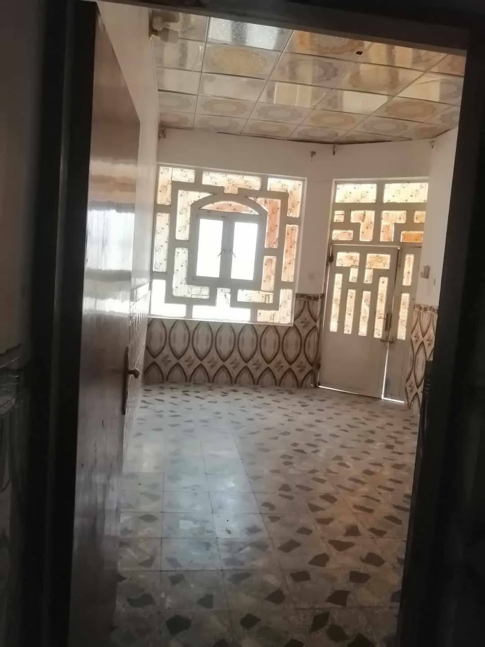 بيت للإيجار 100 متر في حي النداء منطقة 58 شارع جامعة الكفيل سعر الإيجار 300 الاتفاق مع  صاحب البيت مباشر ***********
