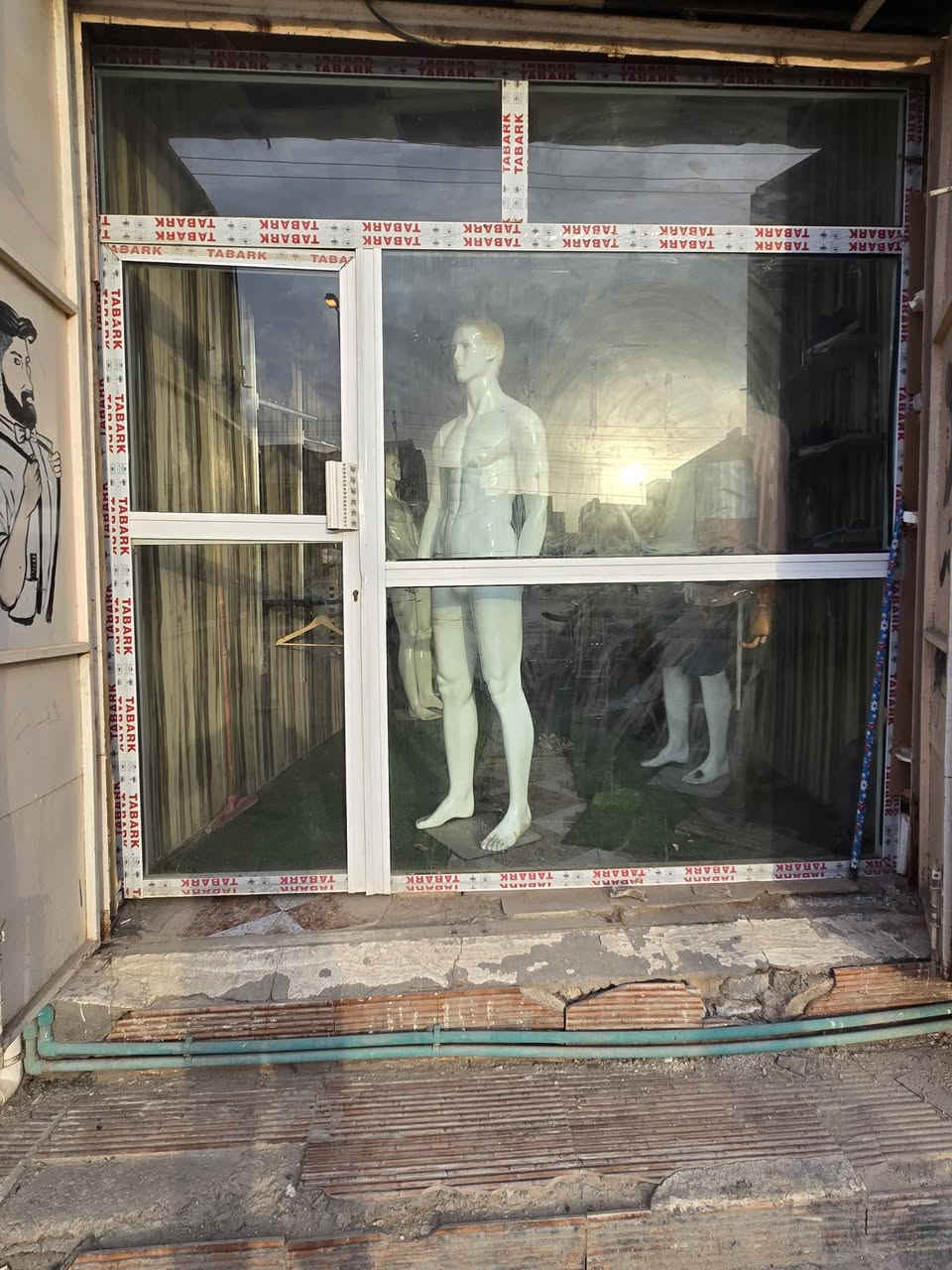 كلشي بلمحل للبيع جام خانه طول وعرض ٢٥٠ ملكانه عدد ٣ تعلاكات عدد ١٠٠ للاستفسار  *********** المكان سوق الشيوخ
