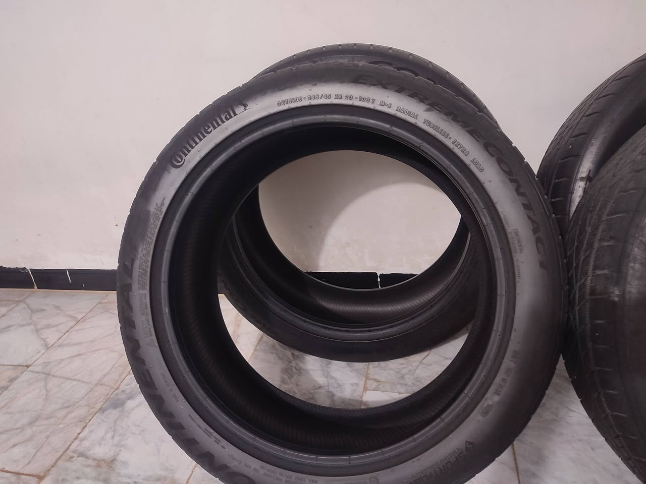 تخم اطار اوباما مال شركة مستخدم انتاج 23نوع كونتيننتال نظيف واحد بي ركعه حاره حجم 245/45/20سعر 100 ***********
