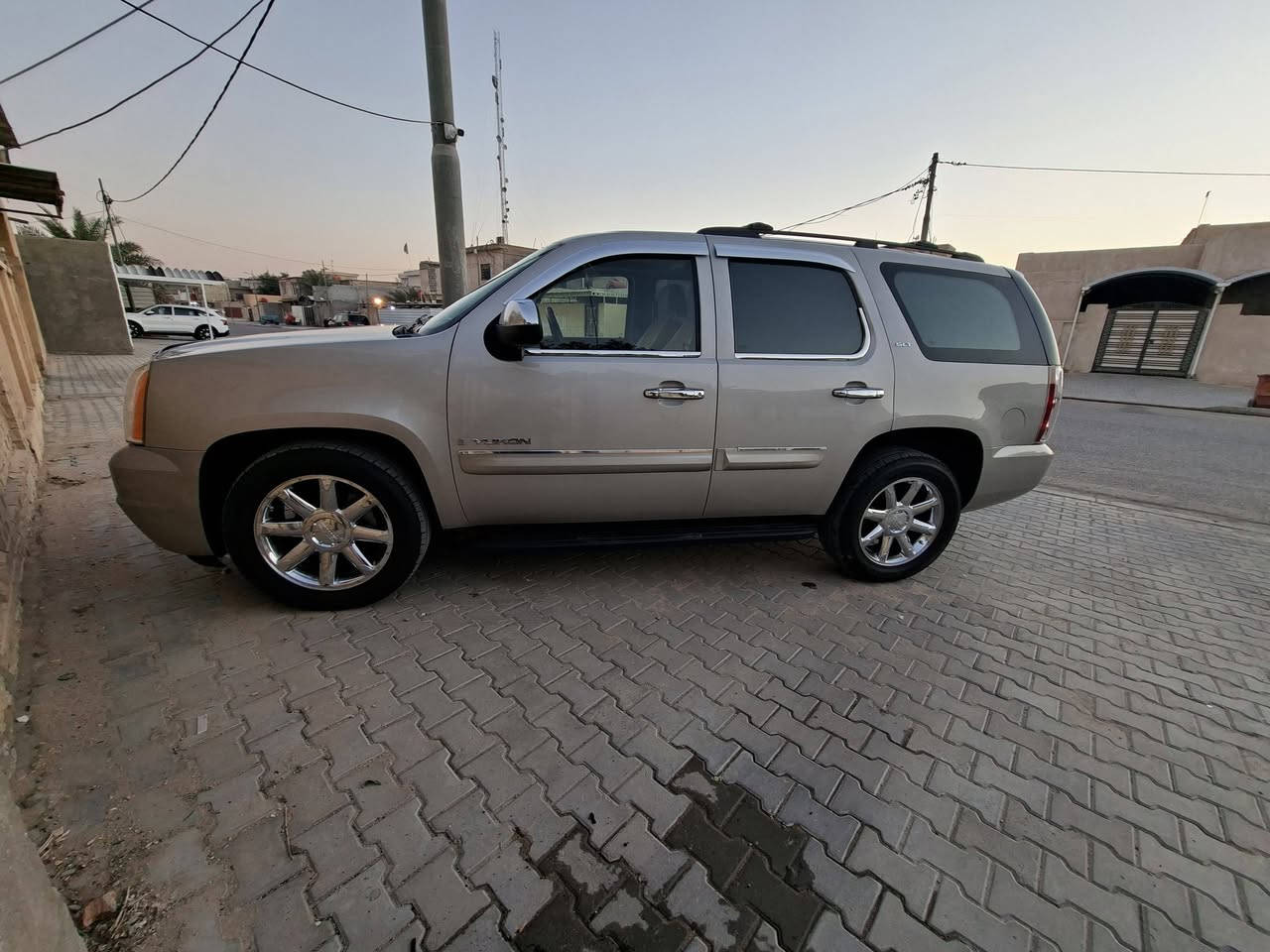 السلام عليكم 
يوكن GMC  مديل ٢٠٠٩ SLT 
سياره خليجي كفاله عامه من كل شي  لون شمباني  مكينه  كير تبريد حداده كهربايات سياره جاهزه خير من الله ماتصرف عليها دينار  رقم بصره  انكليزي بسمي  الاتصال  بالرقم  ***********
