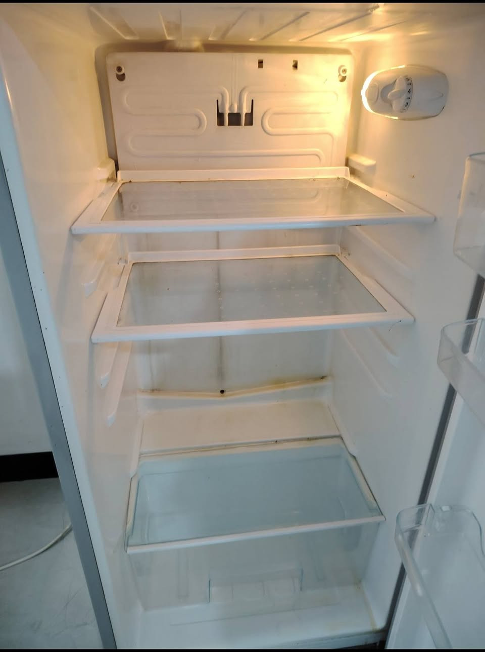 ثلاجه للبيع نوع الحافظ درجه اولى كلش نضيف مابيها اي ضرر سعر 200  مكاني بعقوبة
للاستفسار ***********
