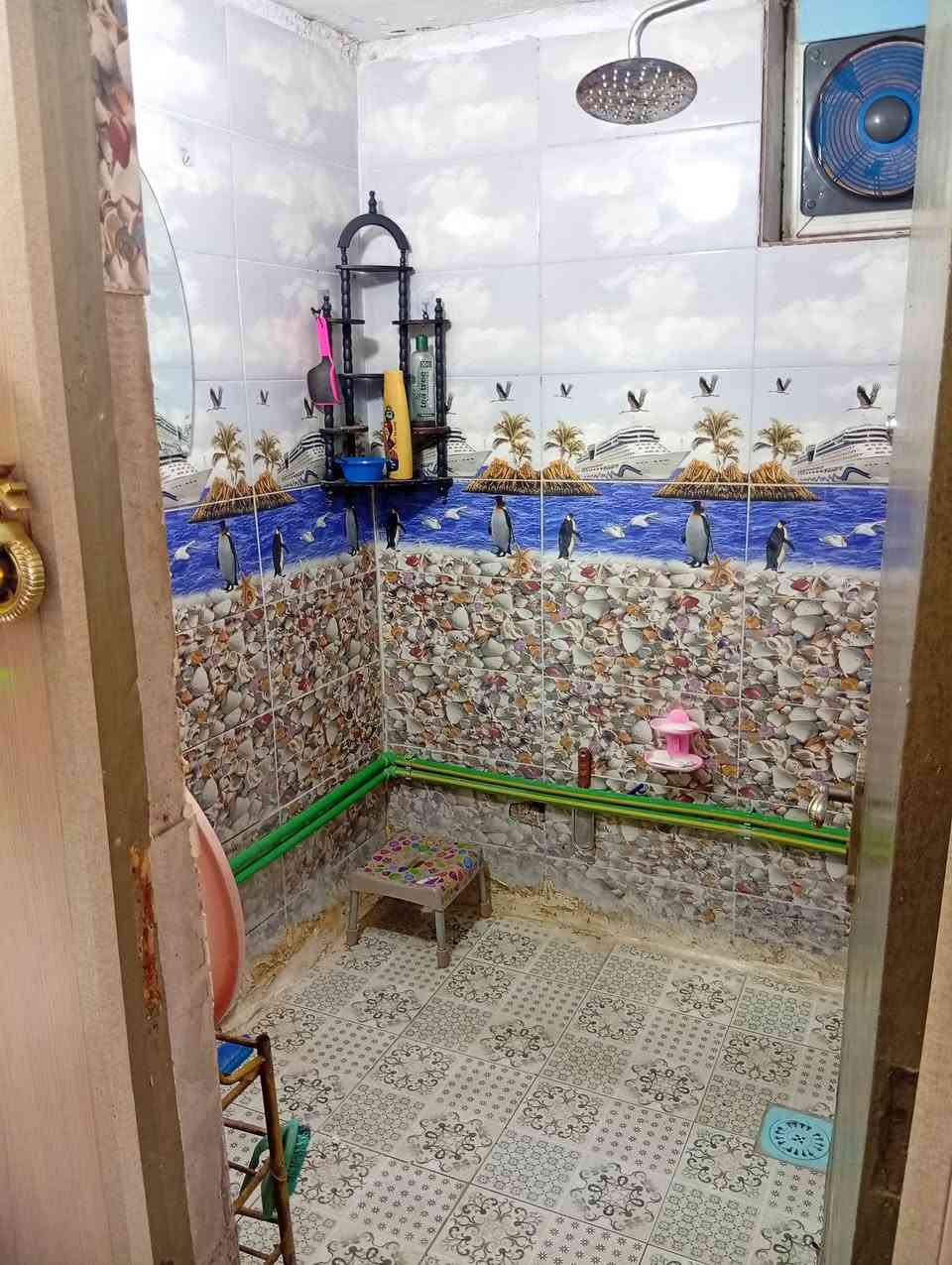 السلام عليكم عندي شقه للبيع مساحه 100 متر في العمارات السكنيه طابق ثاني قريبه عل شارع العام باسمي مصفر مي كهربائ غرفتين نوم كبار وحده صغيره واستقبال كبير مخزن حمام صحيات ومطبخ ترميم جديد من مجاري كهربائ جدران للستفسار رقمي ***********
