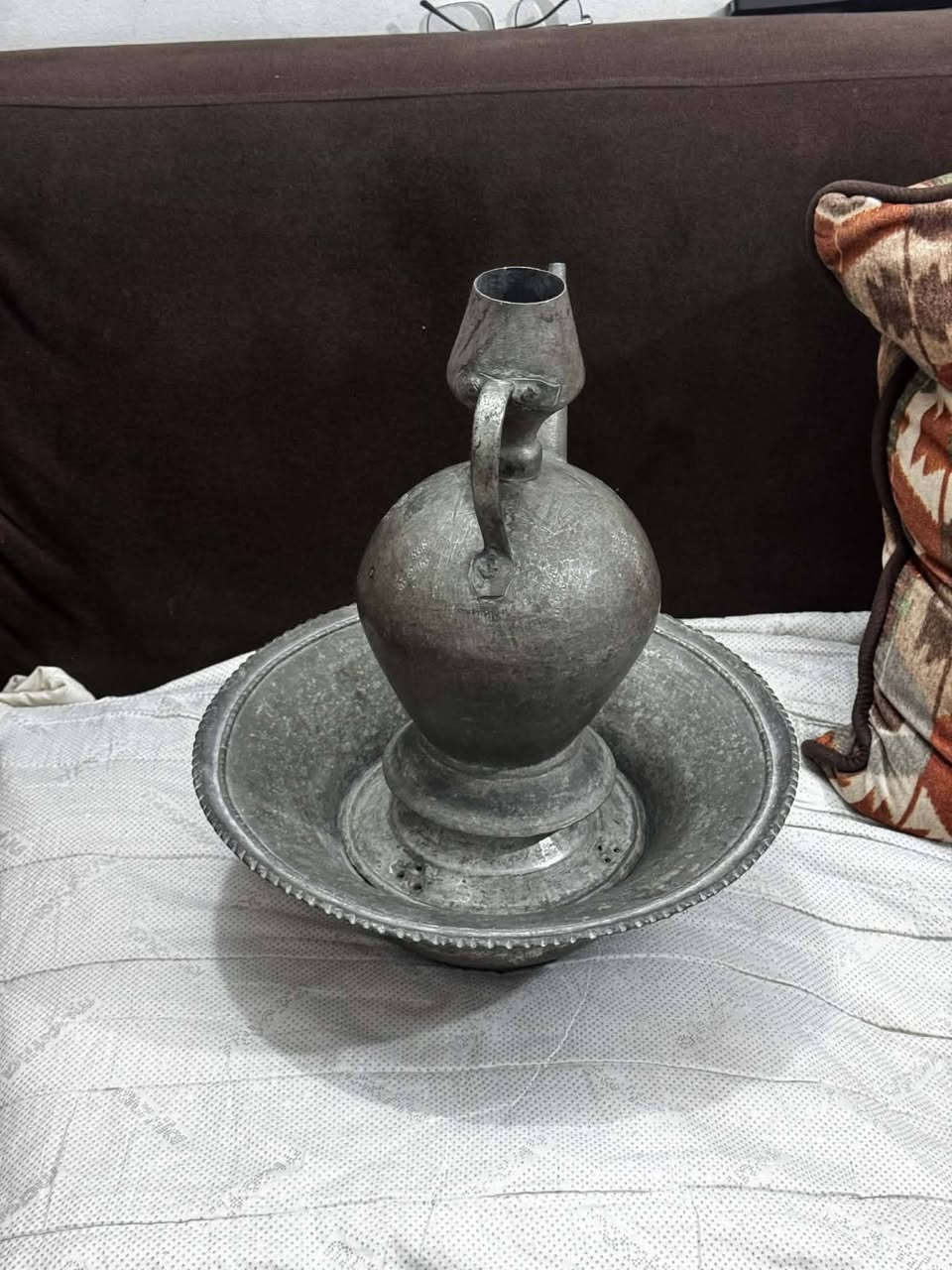 سلبچة ولگن نحاس أحمر شغل الموصل قديم
نضافة لوك ببياضهن إرتفاع البريق 35 سم عرض السلبچة 36 سم *********** بغداد
