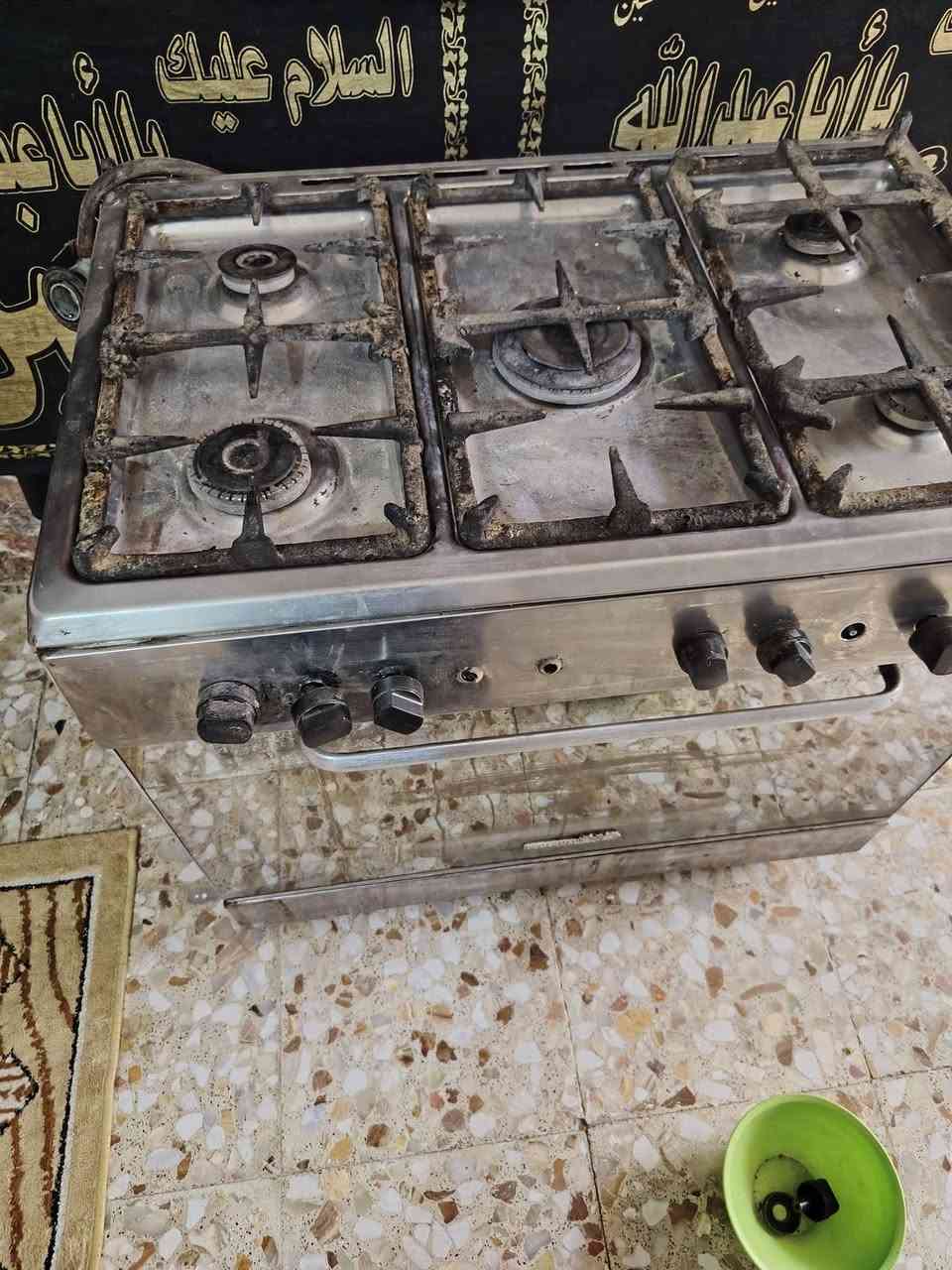سلام عليكم من رخصة مدير الكروب طباخ للبيع ١٥٠وبيه مجال قليل الناصريه المركز مراسله على ***********
