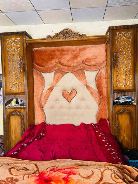 مكلف مكلف غرفة اخشاب للبيع
شوف العين خشب درجه اولى 
السعر مليون وربع وبيه مجال الجيه
المكان الشرقاط قرية شكرا
رقم صاحب العلاقه ***********
***********
