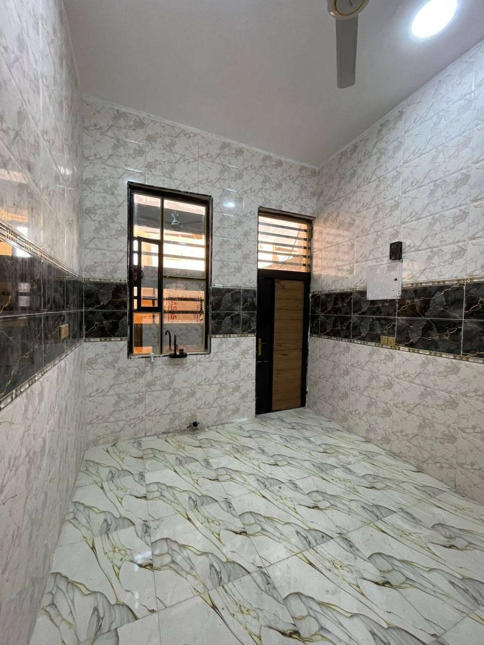 واسعد الله اوقاتكم بكل خير احبتي
***********
يتوفر دار سكن للبيع 

المساحه لكليه 100 متر مربع 

نوع العقار طابو زراعي عراقي 

سند ٢٥ ول مالك عراقي تتكاتب ويا ابوالطابو مباشرتا

يتكون من غرف نوم عدد 2
استقبال 
صاله
مطبخ 
 مجمع صحيات داخليه وخارجيه 

البيت كامل من جميع الملحقاته 
بناء جديد 2025

العنوان البصرة قضاء ابي الخصيب 

حمدان غرب مركز حمدان 

تبعد مسافة عن شارع حمدان 200 متر 
منطقة روعه جميع الخدمات ماي كهرباء شارع 10 متر 
السعر  65وبي مجال

للاستفسار لاتصال ***********
