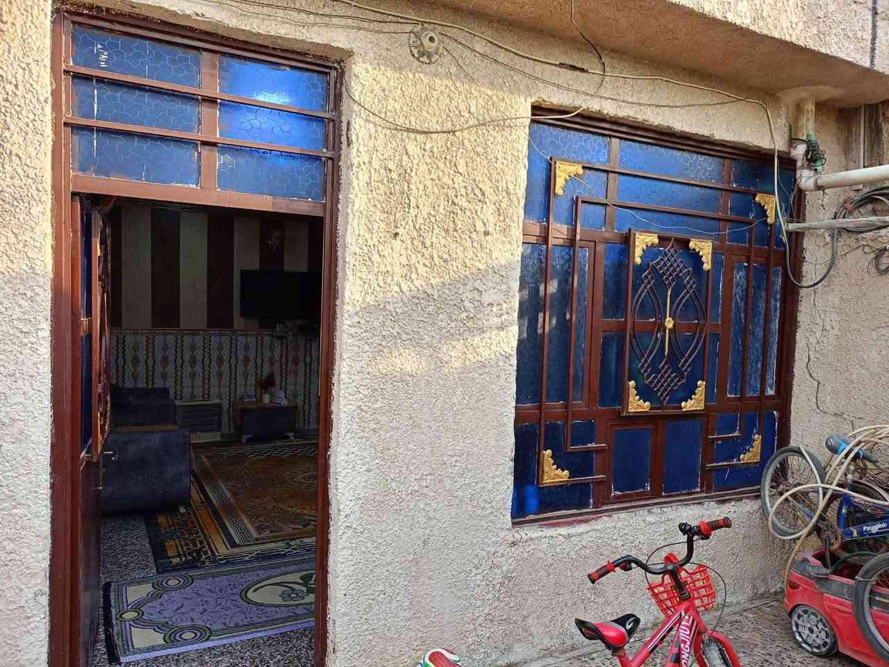 D‏بيت طابقين مسلح مساحتة 200 م٢ واجهه 10م نزال 20 م
‏الطابق الاول يحتوي غرفتين نوم /صالة كبيرة/ استقبال/ مطبخ يحتاج سيراميك فقط/ حمامات عدد 2 / كراج / ترك حول البيت
‏الطابق الثاني يحتوي غرفتين نوم/ صالة كبيرة/استقبال/ مطبخ/ حمامات/طرمه
‏كل طابق الكهرباء مالته منفصلة بوحده
للاستفسار اتصال او واتساب ع الرقم

***********
