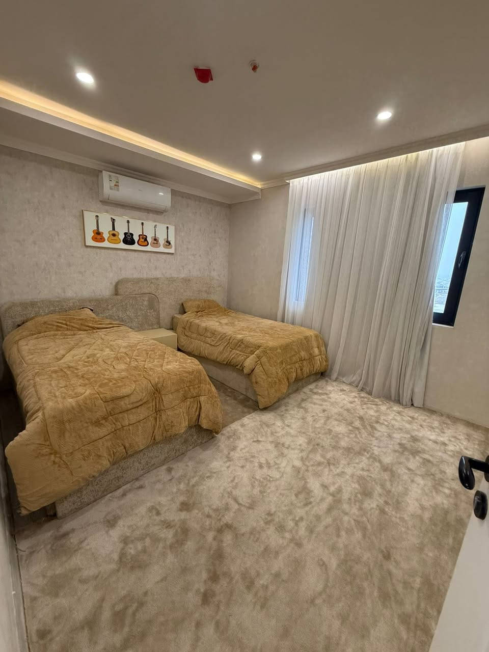 للإيجار أو للبيع
-شقة مؤثثة vip
-زيرو

في أربيل
مجمع واو تاورز

 مساحة 180م

يتكون من
- غرف نوم 3
-صالة 
- صحيات 2
- مطبخ
- طابق 13
- واجهة خارجي 
- 
- ⁠للأستفسار أكثر يمكنكم التواصل معنا عبر الواتس آب 
- ***********
- ⁠***********
