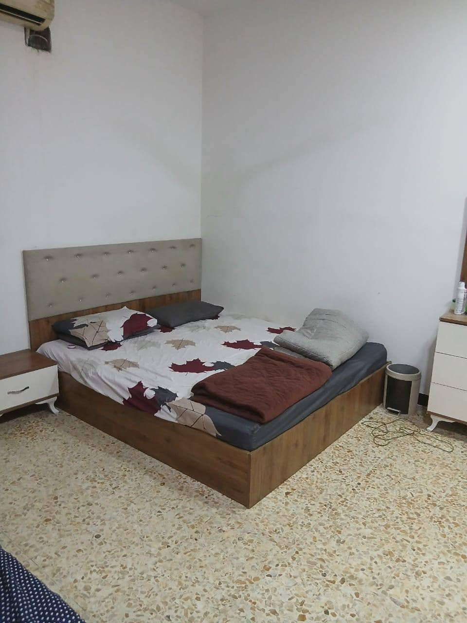 السلام عليكم مشتمل للبيع طابو صرف المساحه 100م 5 ×20 يحتوي الدار من 2 نوم +صاله +كلدور+مجمع صحيات طابقين بناء حديث درجه أوله العنوان شارع 80 محيزم 4 قريب من الشارع 80 التفاصيل والسعر خاص أو الاتصال ***********الأتصال
***********واتساب
